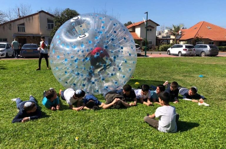 חברת באבל בום מומחית בהפקת אירועים קטנים ועד אירועי ענק, מיוחדים ומרגשים, שתמיד יזכרו. עם אטרקציות ייחודיות ומטריפות, נגיע עד אליכם וניצור עבורכם חוויה בלתי רגילה – כזו שתרצו לספר עליה שוב ושוב.