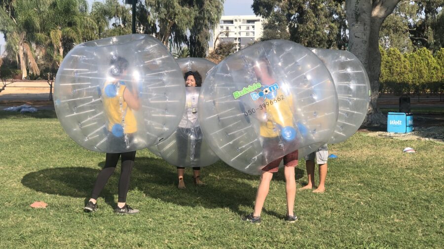 חברת באבל בום מומחית בהפקת אירועים קטנים ועד אירועי ענק, מיוחדים ומרגשים, שתמיד יזכרו. עם אטרקציות ייחודיות ומטריפות, נגיע עד אליכם וניצור עבורכם חוויה בלתי רגילה – כזו שתרצו לספר עליה שוב ושוב.