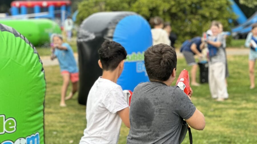 חברת באבל בום מומחית בהפקת אירועים קטנים ועד אירועי ענק, מיוחדים ומרגשים, שתמיד יזכרו. עם אטרקציות ייחודיות ומטריפות, נגיע עד אליכם וניצור עבורכם חוויה בלתי רגילה – כזו שתרצו לספר עליה שוב ושוב.